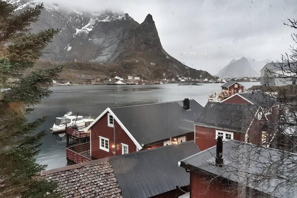 Cozy House By The Fjord In The Heart Of Lofoten ไรเนอ ภายนอก รูปภาพ