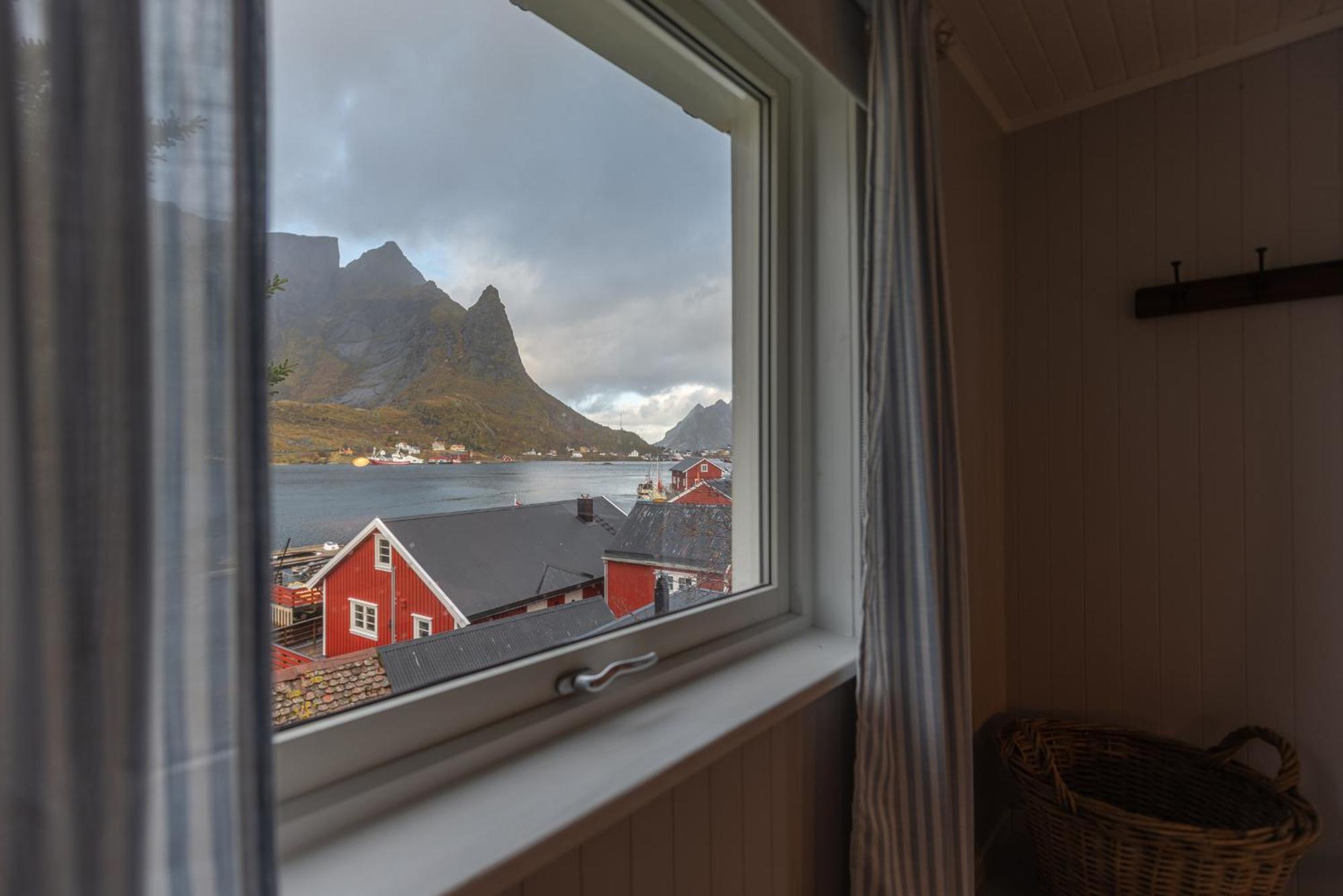 Cozy House By The Fjord In The Heart Of Lofoten ไรเนอ ภายนอก รูปภาพ